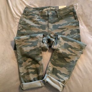Universal Thread Camo crop pants